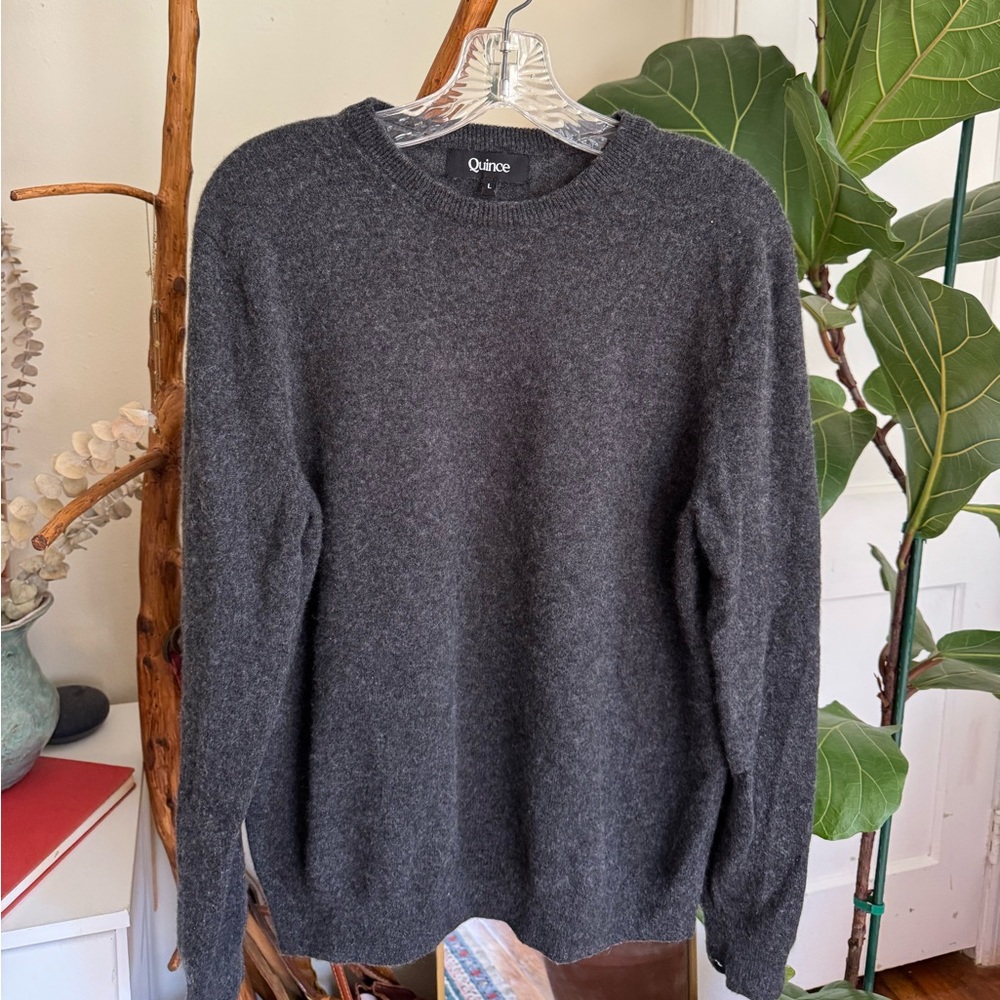 Quince Men’s Grey Cashmere Sweater